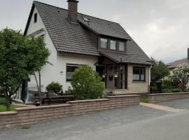 Familienfreundliche Ferienwohnung auf dem Lande Monteur Wohnung, cheap hotel in Hessisch Oldendorf