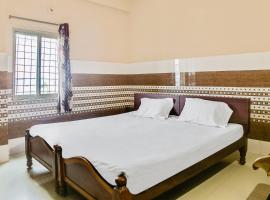 SPOT ON 47034 Sri Mahalakshmi Family Rooms, hotel a Raigīr