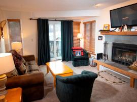 Viesnīca Mountain Lodge at Okemo-1Br Fireplace & Updated Kitchen condo pilsētā Ludlova