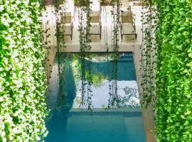 Palmarena Rooms & Residences - Long Stay Comfort with Parking, Sauna, Gym & Pool - Steps from 5th Avenue