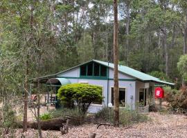 Harmony Forest Cottages & Lake side Lodge, chalet i Margaret River