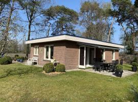 Holiday Home in Reutum Weerselo with Jacuzzi, sumarhús í Beekdorp