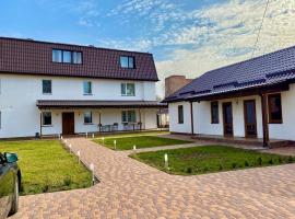 RioRo, hotel com piscina em Myrhorod