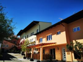 Hotel Goldene Krone, hotel with parking in Mistelbach