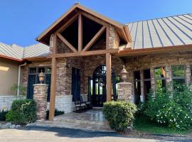 Scenic Hill Country Retreat - Rhino Ranch: New Braunfels, Doğal Köprü Mağaraları yakınında bir otel