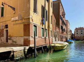 CANAL DREAM cosy apartment with canal view, παραθεριστική κατοικία στη Βενετία