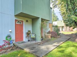 Townhome with Yard 3 Mi to Camp Murray and JBLM, hotel in Lakewood