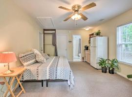 Cozy Studio with Yard, 6 Miles to Dwtn Beaufort!, apartment in Beaufort