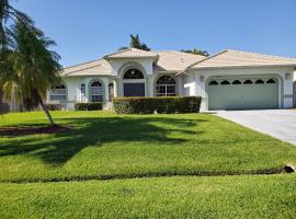 Our Beautiful Florida Vacation Home With Heated Pool, hotel con piscina en Port St. Lucie