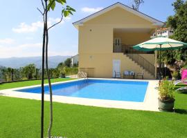 3 bedrooms villa with private pool furnished garden and wifi at Sao Martinho de Mouros 1 km away from the beach, cabaña en Frende