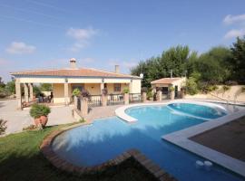 4 bedrooms villa with private pool enclosed garden and wifi at Sanlucar la Mayor，桑盧卡爾拉邁奧爾的飯店