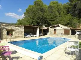 Villa spacieuse à Lioux avec piscine privée et vue montagne