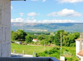 Apartment with 2 bedrooms in Maceda with wonderful mountain view enclosed garden and WiFi, hotell i Maceda