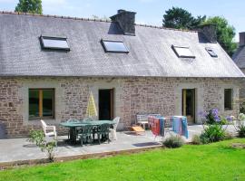 Maison de 3 chambres avec jardin clos et wifi a Plehedel a 4 km de la plage: Pléhédel şehrinde bir otel