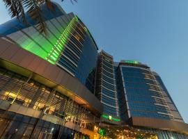 Holiday Inn Abu Dhabi, an IHG Hotel, מלון ליד נמל התעופה הבינלאומי אבו-דאבי - AUH, אבו דאבי