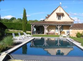 Villa de 4 chambres avec piscine privee jardin clos et wifi a Issac: Issac şehrinde bir otel