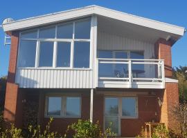 Modern villa i Arild med spektakulär havsutsikt., hytte i Arild