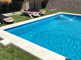 4 bedrooms villa with private pool terrace and wifi at Mesas de Guadalora، فندق مع موقف سيارات في Mesas de Guadalora