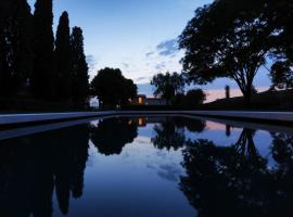 VILLA SACCOMANI, hotel dengan kolam renang di Sommacampagna