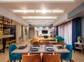 Waterfront Designer 2BR - 5 min to Airport, ξενοδοχείο στο Κάιρο