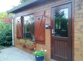 2 bedrooms chalet with enclosed garden and wifi at Tellin, cabin in Tellin