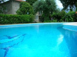 4 bedrooms villa with private pool jacuzzi and enclosed garden at Pedraca, готель у місті Pedraça