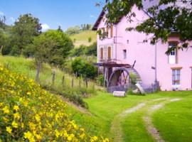 Maison de 2 chambres avec jardin clos et wifi a Chirens – hotel z parkingiem w mieście Saint-Geoire-en-Valdaine