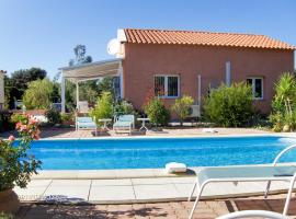 Maison de 3 chambres avec piscine privee jardin clos et wifi a Castelnou, מלון בCastelnou