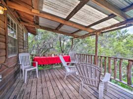 Cozy Davis Cabin with Deck - Nestled by Honey Creek!, hotel with parking in Davis