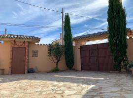 3 bedrooms house with enclosed garden and wifi at Aldehuela de la Boveda, villa em Aldehuela de la Bóveda