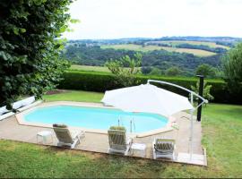 Villa de 6 chambres avec piscine privee jardin clos et wifi a Mur de Barrez, holiday rental in Mur-de-Barrez