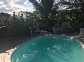 Suíte 2 com piscina e wi-fi em Caraguatatuba, sted med privat overnatting i Caraguatatuba