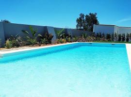2 bedrooms appartement with shared pool enclosed garden and wifi at Estoi, hotel i Estói