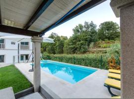 3 bedrooms villa with sea view private pool and enclosed garden at Cividade, hotel com estacionamento em Cividade