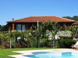 2 bedrooms house with shared pool enclosed garden and wifi at Eira Vedra, жилье для отдыха в городе Виейра-ду-Минью