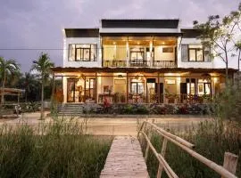 The Boathouse Riverside Homestay