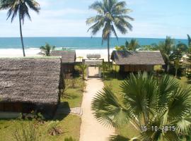 4 bedrooms house at Toamasina 50 m away from the beach with sea view and enclosed garden, hotel v mestu Toamasina