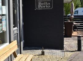 Bella Porto: Eernewoude şehrinde bir otoparklı otel