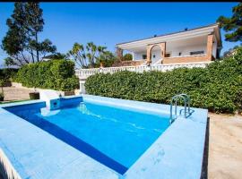 4 bedrooms villa with private pool enclosed garden and wifi at Tortosa, feriehus i Tortosa