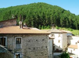 2 bedrooms house with furnished terrace and wifi at San Sebastiano, aluguel de temporada em Bisegna