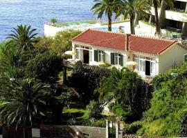 One bedroom bungalow with sea view enclosed garden and wifi at Funchal 1 km away from the beach, hotel en Palmeira