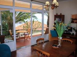 2 bedrooms bungalow with sea view enclosed garden and wifi at Sao Martinho Funchal 1 km away from the beach, hotel en Palmeira