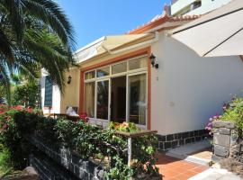 One bedroom bungalow with sea view enclosed garden and wifi at Funchal 1 km away from the beach, hotel en Palmeira