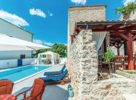 4 bedrooms villa with private pool enclosed garden and wifi at Jezera, hotell i Jezera