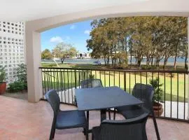 2 bedroom Apt on Parkyn Parade with pool and Air conditioning