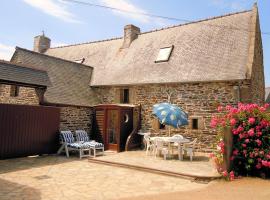 Maison de 2 chambres avec jardin amenage et wifi a Tredrez Locquemeau a 1 km de la plage, hotel s parkiralištem u gradu 'Trédrez'