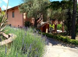 One bedroom villa with city view enclosed garden and wifi at Caltanissetta, semesterboende i Caltanissetta