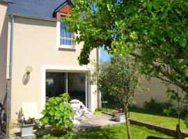 Maison de 2 chambres avec jardin clos et wifi a Saint Jouan des Guerets a 1 km de la plage, hôtel à Saint-Jouan-des-Guérets