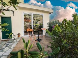 2 bedrooms appartement with shared pool jacuzzi and furnished terrace at Borganzo 5 km away from the beach, hotelli kohteessa Borganzo