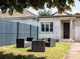 Maisonnette avec jardin, parc du chêne (tram T5), hotel near Totem, Bron